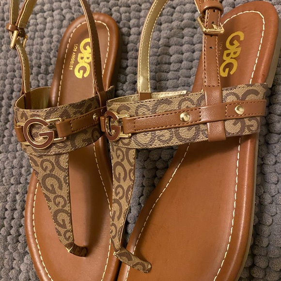Guess Sandals! 🩴 - Picture 4 of 4